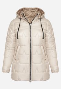 Born2be - Beżowa Pikowana Kurtka o Prostym Kroju z Kapturem Nileria. Okazja: na spotkanie biznesowe, do pracy, na co dzień. Typ kołnierza: kaptur. Kolekcja: plus size. Kolor: beżowy. Materiał: poliester, dzianina, jeans. Styl: biznesowy, casual