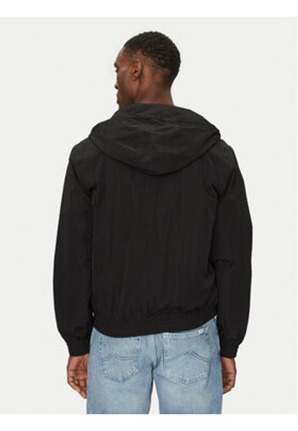 Calvin Klein Jeans Wiatrówka J30J327254 Czarny Regular Fit. Kolor: czarny. Materiał: syntetyk