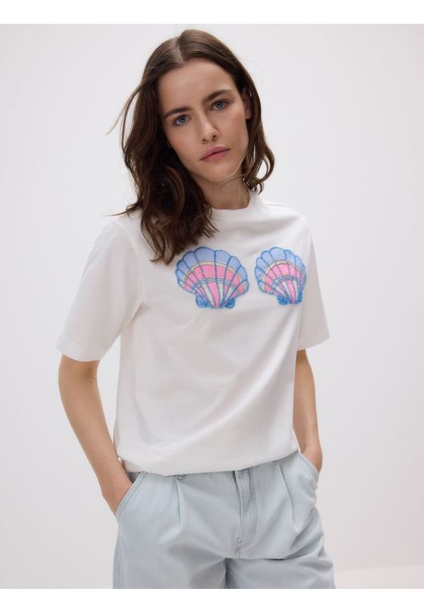 Reserved - T-shirt z koralikami - złamana biel. Materiał: bawełna, dzianina