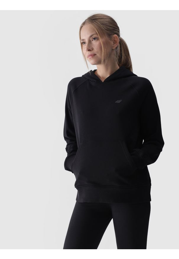 4f - 4F Bluza dresowa nierozpinana z kapturem damska - czarna M. Okazja: na co dzień. Typ kołnierza: kaptur. Kolor: czarny. Materiał: dresówka. Długość rękawa: raglanowy rękaw. Wzór: gładki, ze splotem. Styl: casual, sportowy