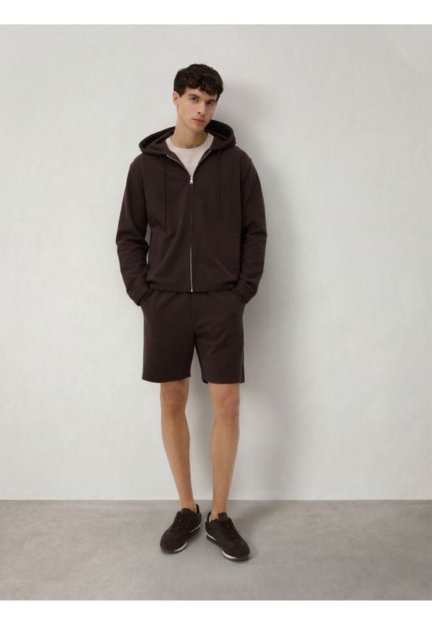 Reserved - Strukturalne szorty regular fit - brązowy. Kolor: brązowy. Materiał: dzianina, bawełna