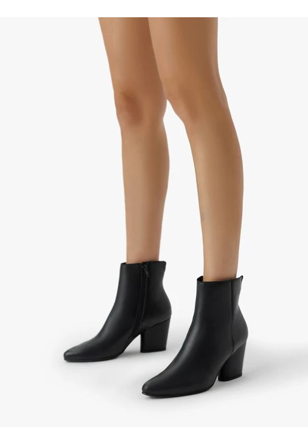Ryłko - Czarne botki ze skóry licowej na obcasie. Wysokość cholewki: za kostkę. Zapięcie: zamek. Kolor: czarny. Materiał: skóra. Szerokość cholewki: normalna. Obcas: na obcasie. Styl: elegancki, street. Wysokość obcasa: średni