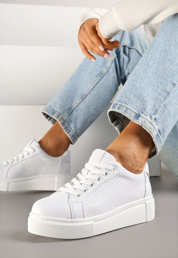 Born2be - Białe Skórzane Sneakersy na Grubej Podeszwie z Perforacją i Aplikacją Neowenia. Kolor: biały. Materiał: skóra. Wzór: aplikacja