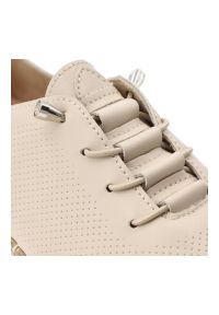 Półbuty damskie Filippo, cholewka ze skóry naturalnej licowej perforowana powierzchnia wiązany fason, beżowe, DP7542/26. Kolor: beżowy. Materiał: skóra. Szerokość cholewki: normalna #8