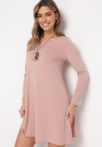 Born2be - Różowa Sukienka Mini Trapezowa Dodatkowo Naszyjnik z Metalowymi Zawieszkami Alercha. Kolor: różowy. Typ sukienki: trapezowe. Długość: mini