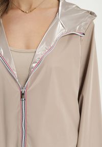 Born2be - Beżowa Przejściowa Kurtka Dwustronna z Kapturem i Metalicznym Połyskiem Tashta. Typ kołnierza: kaptur. Kolekcja: plus size. Kolor: beżowy #2