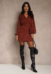 Renee - Bordowa Sukienka z Tkaniny Plumeti o Kopertowym Fasonie Zenisala. Okazja: na imprezę. Kolor: czerwony. Materiał: tkanina. Typ sukienki: kopertowe. Styl: elegancki #5