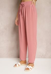 Renee - Ciemnoróżowe Spodnie Regular High Waist z Wiązaniem w Pasie Dimeca. Okazja: na co dzień. Stan: podwyższony. Kolor: różowy. Materiał: materiał. Wzór: aplikacja. Styl: casual #4