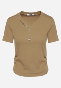 Born2be - Ciemnozielony Bawełniany T-shirt Ozdobiony Marszczeniem i Łańcuszkiem Olitrea. Okazja: na co dzień. Kolor: zielony. Materiał: bawełna. Wzór: aplikacja. Styl: casual #6