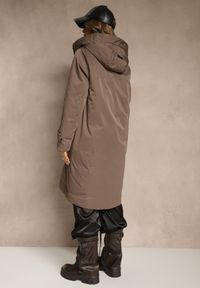 Renee - Brązowa Kurtka Parka o Pudełkowym Kroju z Kapturem i Kieszeniami Kaionna. Okazja: na co dzień, na spacer. Typ kołnierza: kaptur. Kolor: brązowy. Materiał: jeans. Sezon: zima. Styl: casual #3