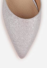 Renee - Srebrne Czółenka Vices na Słupku z Wkładką ze Skóry Naturalnej Ozdobione Paskiem Resilia. Okazja: na co dzień. Zapięcie: pasek. Kolor: srebrny. Materiał: skóra. Wzór: aplikacja. Obcas: na słupku. Styl: casual, elegancki. Wysokość obcasa: średni #4