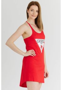 Guess - GUESS Czerwona sukienka z trójkątnym logo. Kolor: czerwony. Materiał: bawełna. Wzór: nadruk