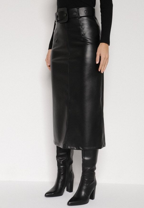 Born2be - Czarna Spódnica Ołówkowa z Imitacji Skóry z Paskiem z Dużą Klamrą Rewedia. Okazja: na co dzień, do pracy, na spotkanie biznesowe. Kolor: czarny. Materiał: skóra. Styl: biznesowy, klasyczny, casual