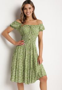 Born2be - Jasnozielona Sukienka Hiszpanka z Elastyczną Gumką w Talii z Bawełny Oaias. Okazja: na co dzień. Typ kołnierza: dekolt hiszpanka. Kolor: zielony. Materiał: bawełna. Długość rękawa: krótki rękaw. Typ sukienki: proste. Styl: casual, elegancki #1