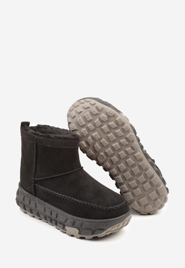 Born2be - Czarne Śniegowce na Grubej Tłoczonej Podeszwie Apenella. Okazja: na co dzień. Kolor: czarny. Styl: casual, klasyczny