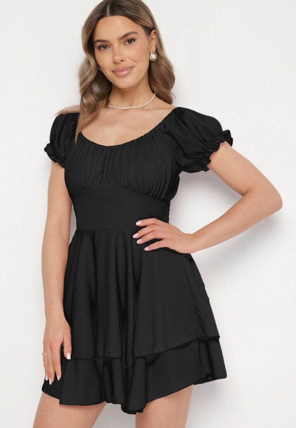 Born2be - Czarna Sukienka z Bawełną Bufiastymi Rękawami i Falbankami Maveleira. Typ kołnierza: kołnierz z falbankami. Kolor: czarny. Materiał: bawełna. Styl: elegancki