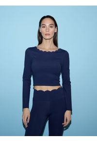 Reserved - Longsleeve z ozdobnym dekoltem - granatowy. Kolor: niebieski. Materiał: dzianina. Długość rękawa: długi rękaw #1