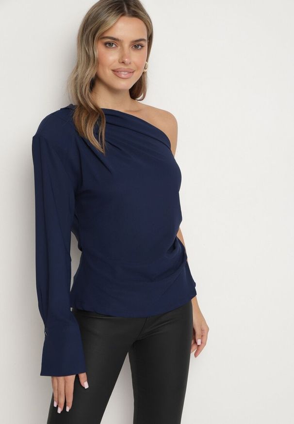 Born2be - Granatowa Bluzka na Jedno Ramię z Marszczeniem w Talii Lobinne. Okazja: na co dzień, na spotkanie biznesowe. Kolor: niebieski. Materiał: jeans. Długość rękawa: długi rękaw. Długość: długie. Styl: biznesowy, elegancki, casual