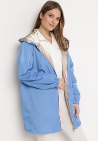 Born2be - Jasnoniebieska Kurtka Dwustronna z Nieodpinanym Kapturem i Metalicznym Efektem Lirednil. Kolor: niebieski. Wzór: gładki. Styl: elegancki #6