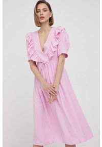 Y.A.S sukienka kolor różowy midi rozkloszowana. Kolor: różowy. Materiał: tkanina, materiał, wiskoza. Typ sukienki: rozkloszowane. Długość: midi