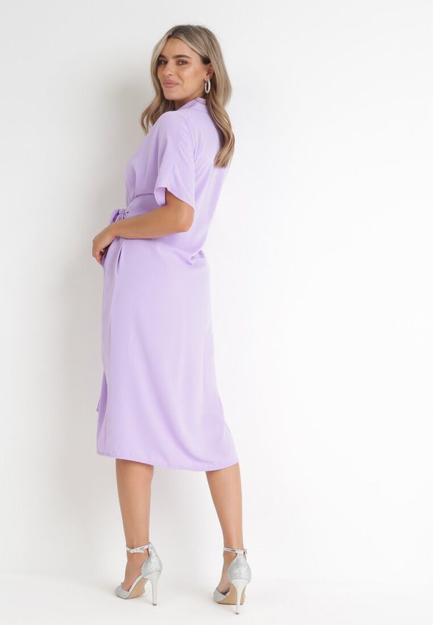 Born2be - Fioletowa Koszulowa Sukienka Midi z Ozdobnym Wiązaniem i Marszczeniem Eudolia. Okazja: na co dzień. Typ kołnierza: dekolt w serek. Kolor: fioletowy. Długość rękawa: krótki rękaw. Sezon: wiosna, lato. Typ sukienki: koszulowe. Styl: casual, klasyczny. Długość: midi