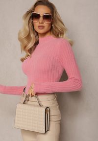 Renee - Ciemnoróżowy Prążkowany Sweter z Wełną i Dłuższym Włosiem Izarina. Kolor: różowy. Materiał: wełna, prążkowany. Długość: długie #4