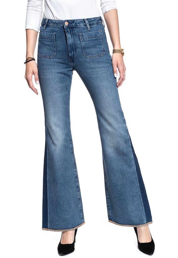 Wrangler - WRANGLER RETRO FLARE BURNING GIRL W240GF11X. Kolor: niebieski. Styl: retro