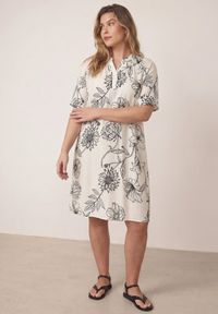 Born2be - Czarno-Biała Sukienka z Wiskozy o Pudełkowym Kroju w Kwiatowy Print Reninca. Okazja: na co dzień. Kolekcja: plus size. Kolor: czarny. Materiał: wiskoza. Wzór: nadruk, kwiaty. Sezon: lato. Typ sukienki: proste, dla puszystych. Styl: casual #8