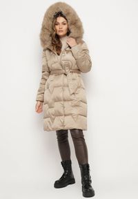 Born2be - Beżowa Pikowana Kurtka o Długim Kroju Ozdobiona Paskiem i Odpinanym Futerkiem Milirra. Okazja: na spacer. Kolor: brązowy. Materiał: futro. Długość: długie. Wzór: aplikacja. Styl: elegancki, wizytowy #1