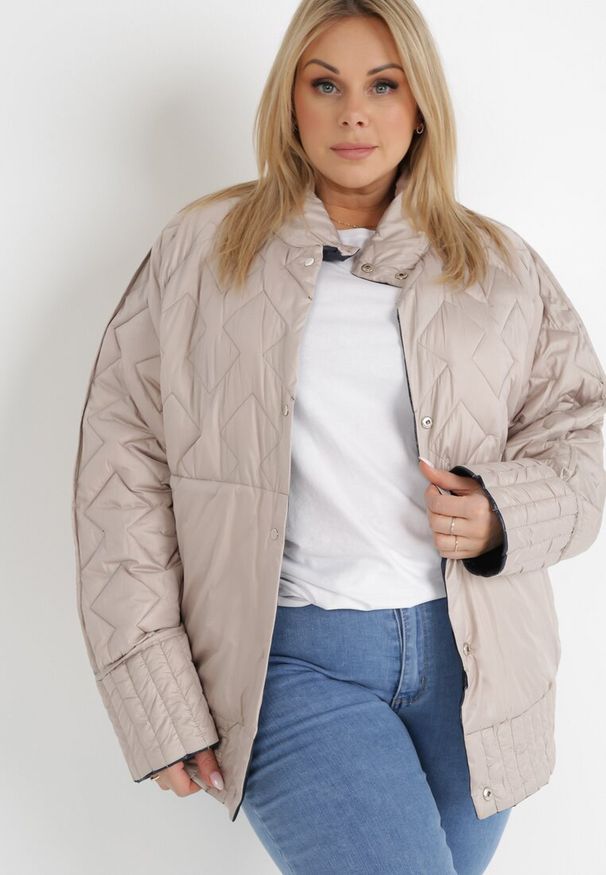 Born2be - Granatowa Kurtka Dwustronna Hypsora. Typ kołnierza: kołnierzyk stójkowy. Kolekcja: plus size. Kolor: niebieski. Materiał: tkanina. Długość rękawa: długi rękaw. Długość: długie. Wzór: jednolity, geometria, aplikacja