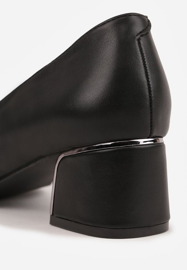 Renee - Czarne Czółenka Vices na Słupku z Wkładką ze Skóry Naturalnej z Metaliczną Ozdobą Mixin. Okazja: do pracy, na spotkanie biznesowe. Kolor: czarny. Materiał: skóra. Wzór: aplikacja. Obcas: na słupku. Styl: elegancki, biznesowy