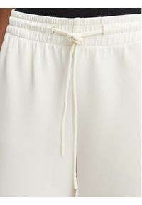 Guess Spodnie dresowe V6YB08 K4286 Kremowy Regular Fit. Kolor: kremowy. Materiał: syntetyk #2