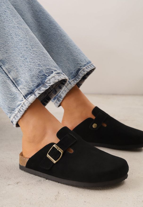 Born2be - Czarne Zamszowe Klapki w Stylu Chodaków Ozdobione Klamrą Irinania. Okazja: na co dzień. Kolor: czarny. Materiał: zamsz. Wzór: aplikacja. Styl: casual