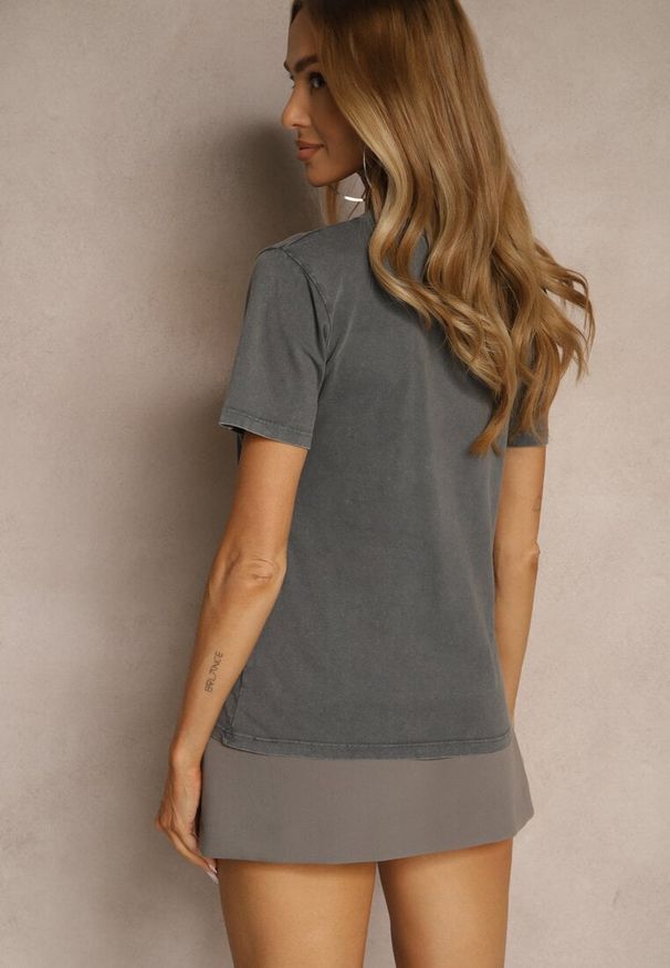 Renee - Ciemnoszary Bawełniany T-shirt z Kwiatami i Napisami Savinele. Okazja: na co dzień. Kolor: szary. Materiał: bawełna. Wzór: napisy, kwiaty. Sezon: lato. Styl: klasyczny, casual