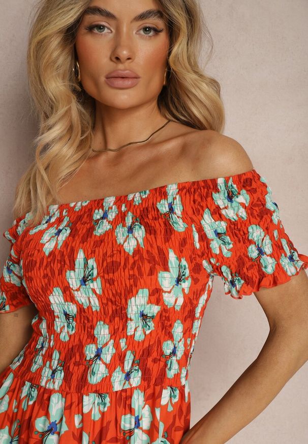 Renee - Pomarańczowa Rozkloszowana Sukienka Hiszpanka z Gumką w Talii w Kwiaty Nametris. Typ kołnierza: dekolt hiszpanka. Kolor: pomarańczowy. Materiał: tkanina. Wzór: kwiaty. Sezon: lato