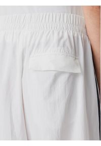 Adidas - adidas Spodnie dresowe Essentials 3-Stripes JE1307 Biały Loose Fit. Kolor: biały. Materiał: syntetyk #3