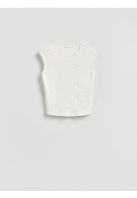 Reserved - Bluzka z ozdobnym wzorem - biały. Kolor: biały. Materiał: dzianina, wiskoza. Styl: klasyczny