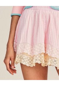 LOVE SHACK FANCY - Różowa spódnica Toya. Kolor: różowy, wielokolorowy, fioletowy. Materiał: koronka, bawełna. Wzór: kropki, haft, koronka