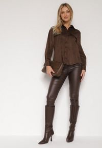 Born2be - Brązowa Koszula z Imitacji Zamszu Ozdobiona Klapami Retarna. Okazja: na co dzień. Typ kołnierza: kołnierzyk klasyczny. Kolor: brązowy. Materiał: zamsz. Wzór: aplikacja. Styl: klasyczny, casual, elegancki #3