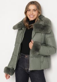 Born2be - Zielona Pikowana Kurtka z Szerokim Kołnierzem z Futerkiem Galerra. Okazja: na spacer, na co dzień. Kolor: zielony. Materiał: futro. Sezon: zima. Styl: casual, elegancki #6