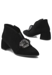 Czarne Botki S.Barski Modne Obuwie Damskie Z Broszką. Okazja: na co dzień. Zapięcie: zamek. Kolor: czarny. Materiał: zamsz. Wzór: aplikacja, kwiaty. Obcas: na obcasie. Styl: casual, glamour, elegancki. Wysokość obcasa: niski #6