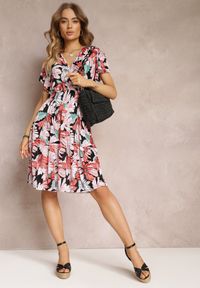 Renee - Czarno-Czerwona Rozkloszowana Sukienka Midi w Kwiaty z Gumką w Talii Athesine. Kolor: czerwony. Wzór: kwiaty. Typ sukienki: kopertowe. Długość: midi #3