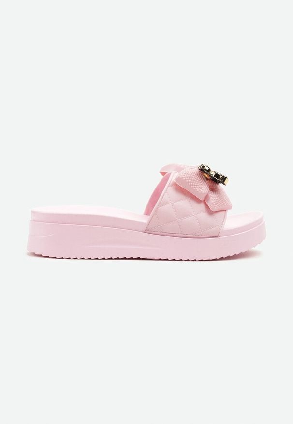 Born2be - Różowe Pikowane Klapki na Grubej Podeszwie z Kokardą i Aplikacjami Karseli. Okazja: na co dzień. Kolor: różowy. Materiał: jeans. Wzór: aplikacja. Styl: casual