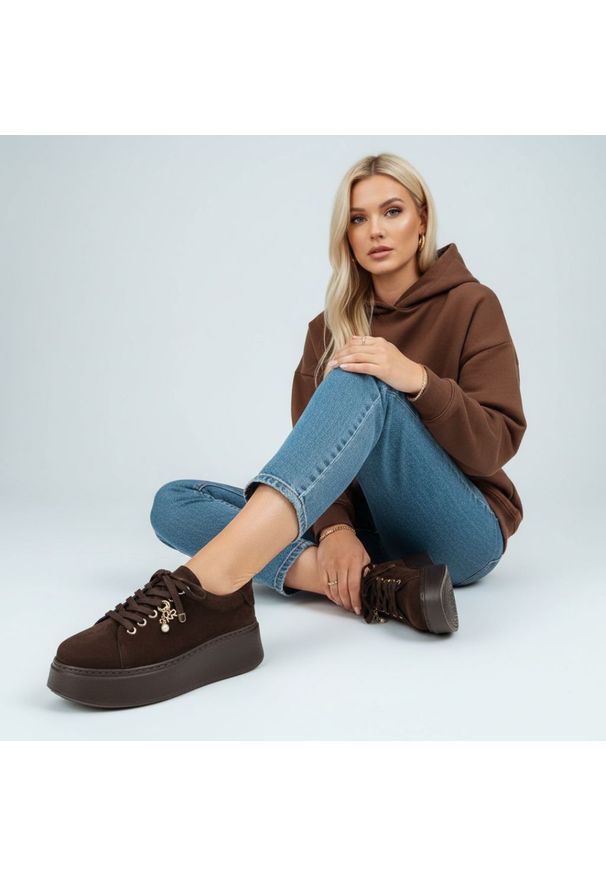 Sneakersy damskie Karino, na wysokiej platformie i skóra welurowa, czekoladowe, 5815-015-P. Okazja: na co dzień. Zapięcie: sznurówki. Kolor: brązowy. Materiał: skóra, welur. Obcas: na platformie. Styl: casual, elegancki, klasyczny