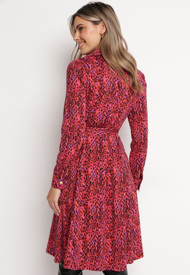 Born2be - Czerwona Sukienka Koszulowa Wiązana w Pasie Macedonia. Kolor: czerwony. Materiał: materiał. Długość rękawa: długi rękaw. Wzór: nadruk. Typ sukienki: koszulowe. Styl: elegancki. Długość: midi