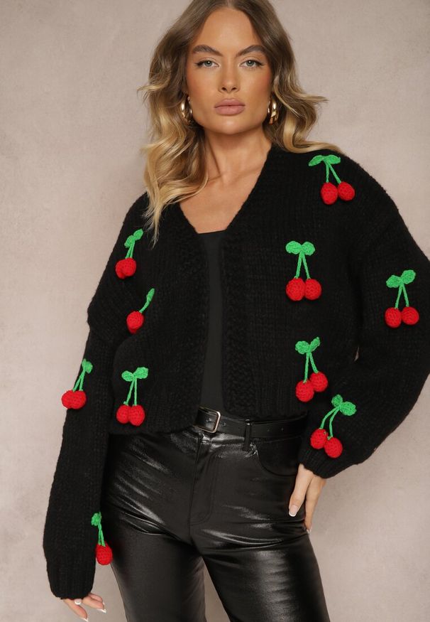 Renee - Czarny Niezapinany Kardigan o Krótkim Fasonie z Ozdobnymi Aplikacjami w Kształcie Wiśni Iniretha. Kolor: czarny. Materiał: jeans. Długość: krótkie. Wzór: aplikacja. Styl: elegancki