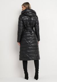 Born2be - Czarna Kurtka za Kolano z Wiązanym Paskiem i Kapturem Chlyrie. Kolor: czarny. Materiał: materiał. Długość: długie. Sezon: zima, jesień #5