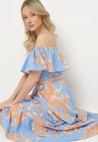 Born2be - Niebieska Sukienka Hiszpanka o Rozkloszowanym Kroju z Wiązanym Paskiem Sesiniela. Okazja: na co dzień. Typ kołnierza: dekolt hiszpanka. Kolor: niebieski. Typ sukienki: rozkloszowane. Styl: casual, elegancki #1