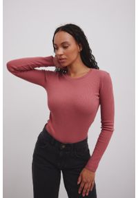 Marsala - Dopasowany top z prążkowanej dzianiny w kolorze DUSTY CEDAR - MOODY-XS. Materiał: dzianina, prążkowany. Długość rękawa: długi rękaw. Długość: długie