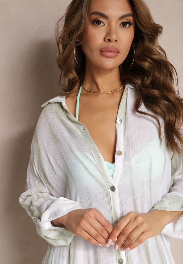 Renee - Jasnozielona Oversizowa Sukienka o Koszulowym Fasonie Werosa. Okazja: na co dzień, na randkę. Kolor: zielony. Wzór: aplikacja. Typ sukienki: koszulowe. Styl: casual